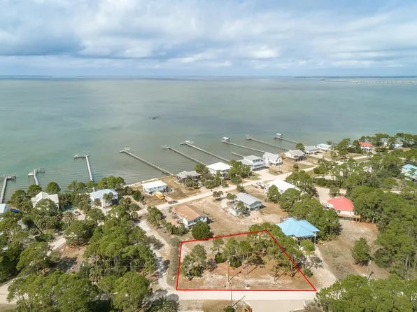 841 W Bay Shore Dr, Eastpoint, FL 32328