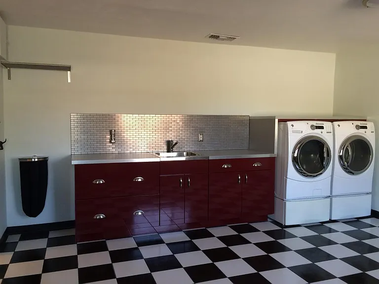 Lardge laundry area