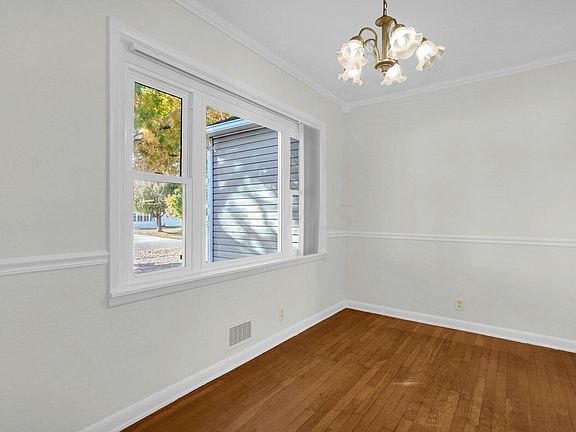 5th image of 992 Glenmore Ave