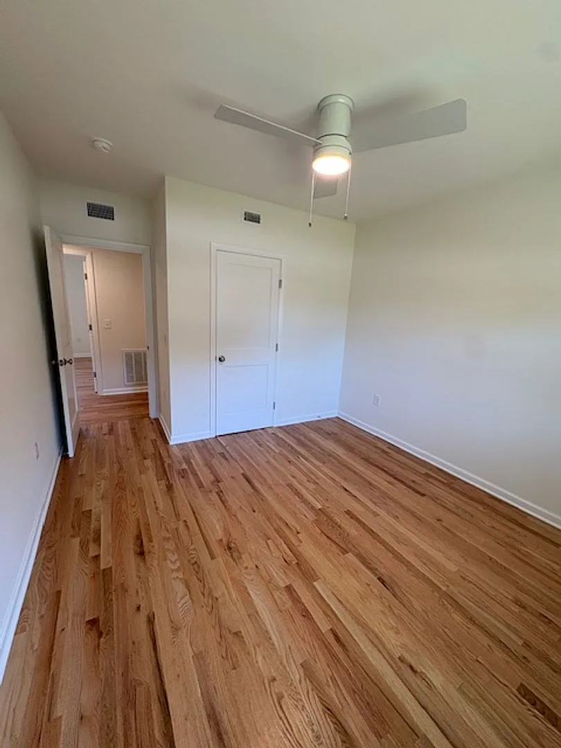 Fully Renovated Three Bedroom Condo 10 mins from MUSC! — Photo 1