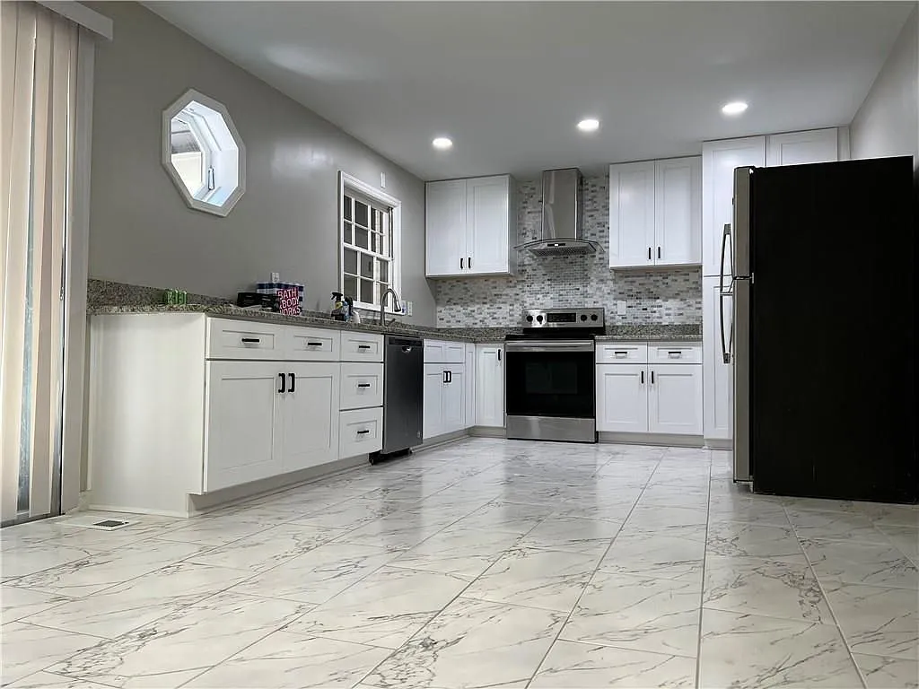4 bed, 3.0 bath, 2950 sqft, $2,995 — Photo 2