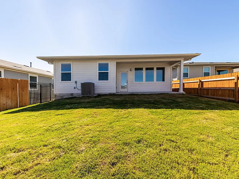 2416 Tucker Ln — Photo 35