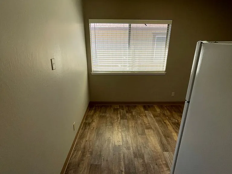 1818 H St #4 — Photo 9