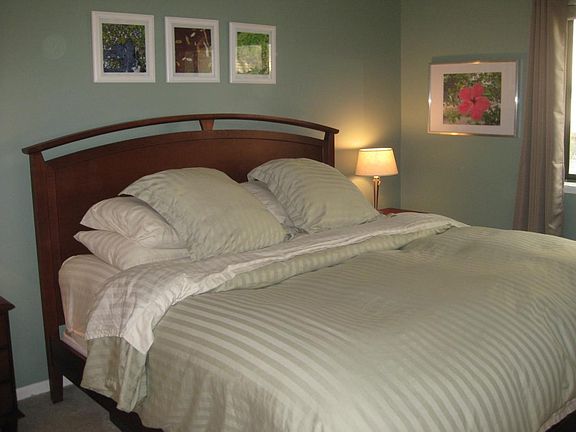 Large main bedroom can fit a king size bed.
