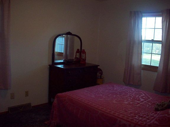 3rd image of 919 Columbine Dr