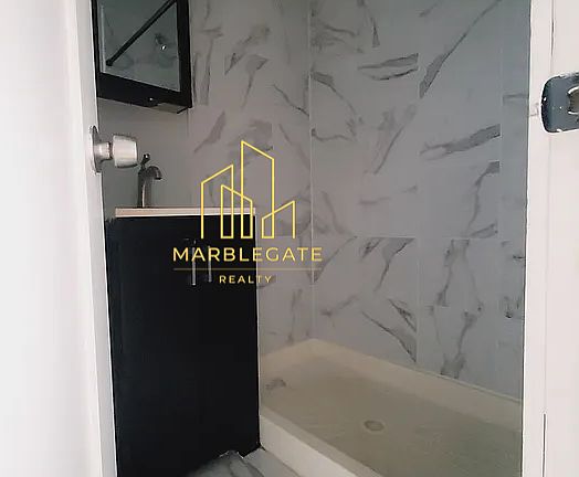 2nd image of 19 Jewett Ave #1RR