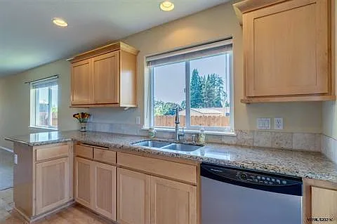 537 SE Oak Grove Ave — Photo 7