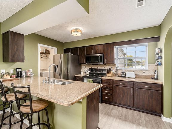 5th image of 111 Weeping Willow Dr