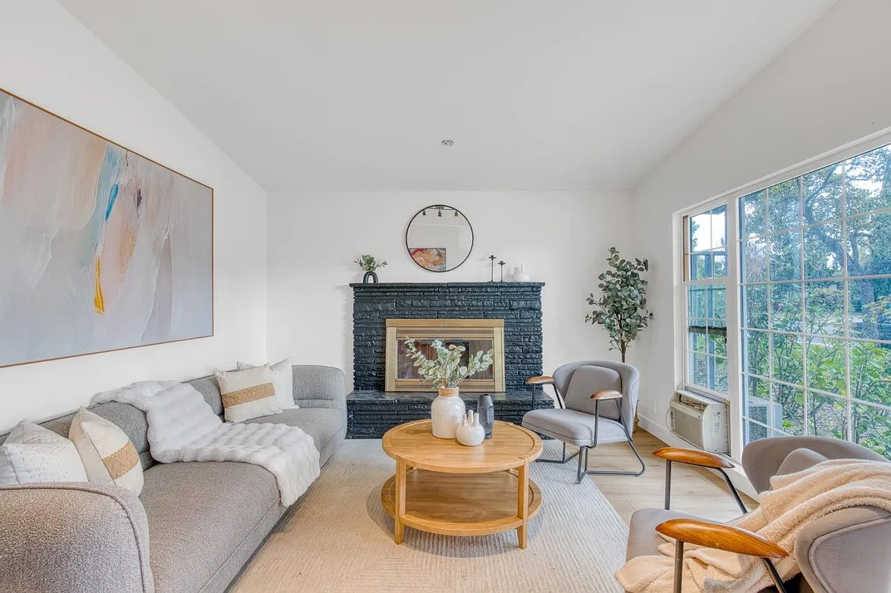 3 bed, 985 sqft, $4,100 — Photo 1