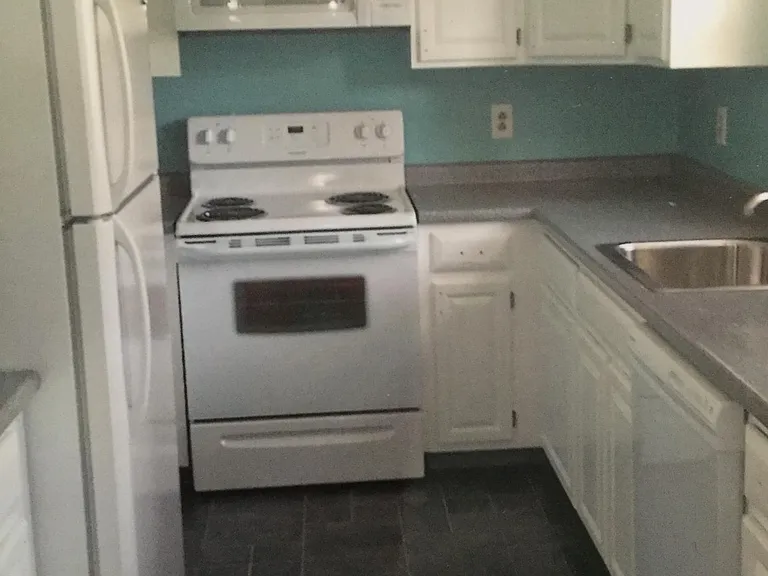 17 Moore Ave — Photo 2