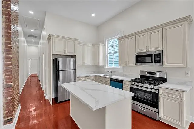 3 bed, 2.0 bath, 850 sqft, $2,800 — Photo 4