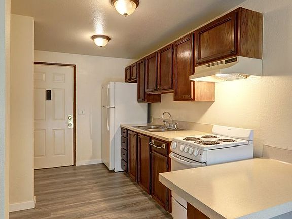 5th image of 648 S 152nd St APT 6
