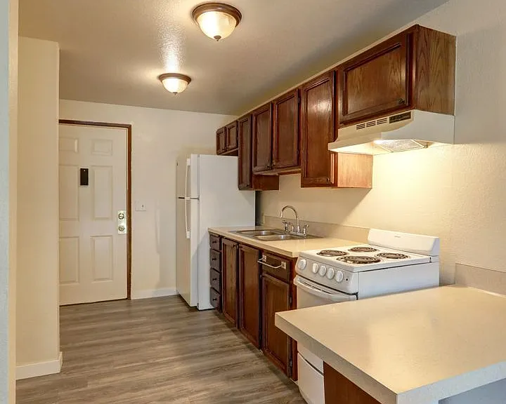 648 S 152nd St #6 — Photo 5