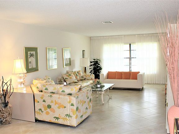 4th image of 9745 Pecan Tree Dr APT B