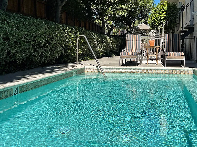 Well-maintained dipping pool and loungers help keep you cool during LA summers
