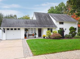 2 Woodgreen Ln, Wantagh, NY 11793