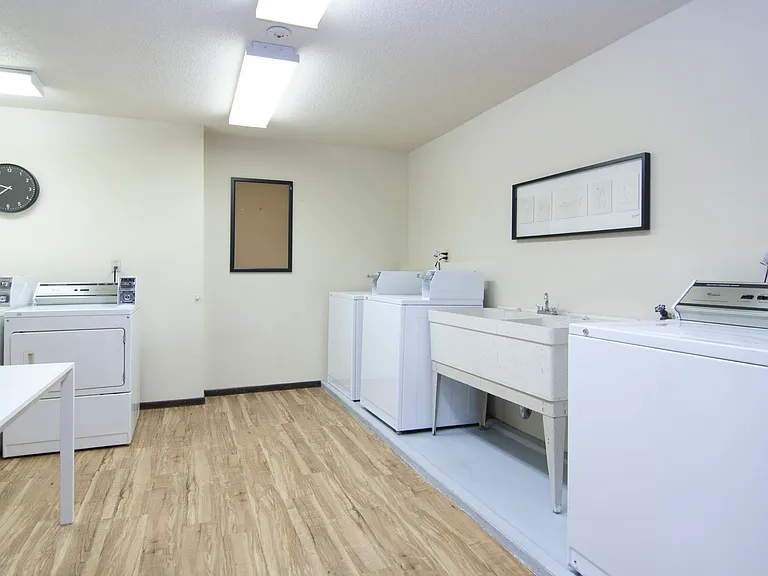 Xerxes Manor Apartments — Photo 20