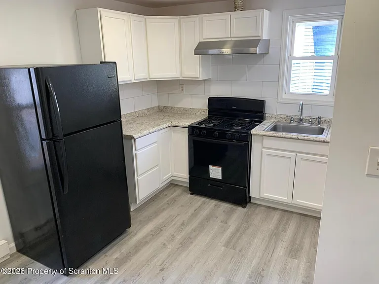 404 Railroad Ave — Photo 2