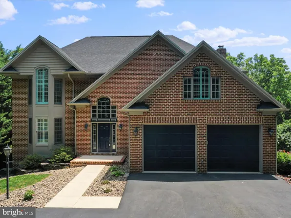 2609 Castlegreen Dr, Greencastle, PA 17225