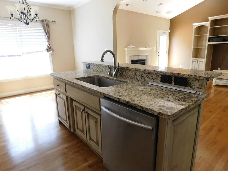 300 Taliaferro Ln — Photo 22