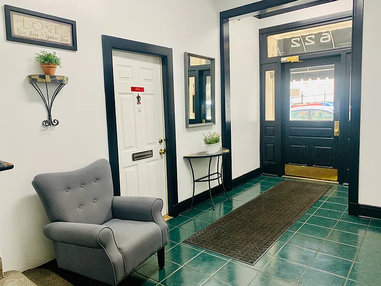 ANGELUS APARTMENTS — Photo 9