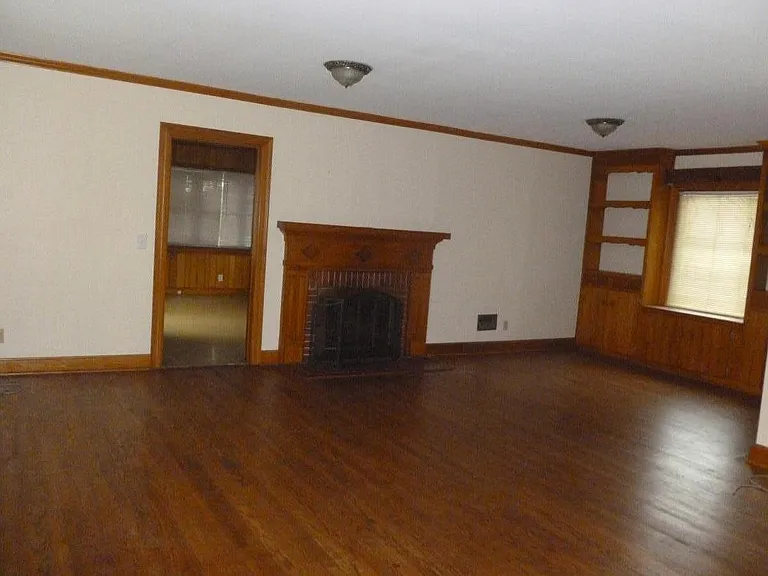 Extra Large living room with view to the den