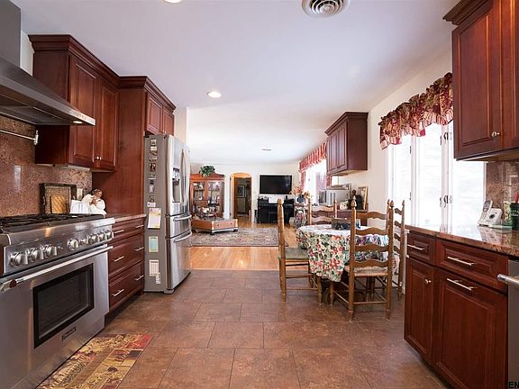 3rd image of 16 Woodhill Ln