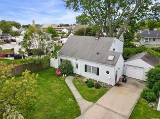 26 Dale Ln, Levittown, NY 11756