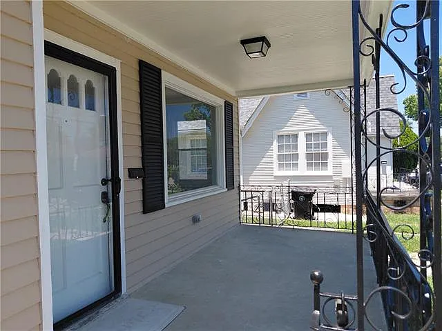 3 bed, 1.0 bath, 1320 sqft, $1,900 — Photo 3