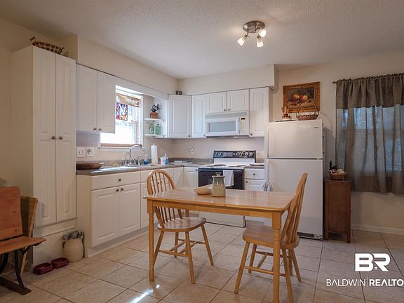 5th image of 308 E Myrtle Ave