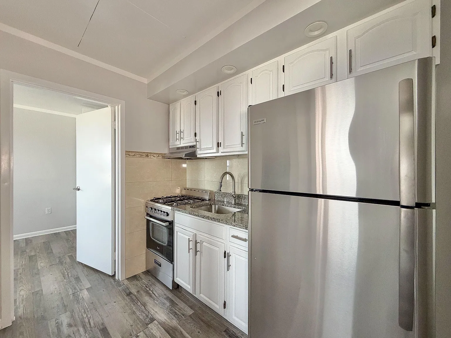 2 bed, 1.0 bath, $2,100 — Photo 4