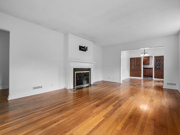 4th image of 886 S Roosevelt Ave