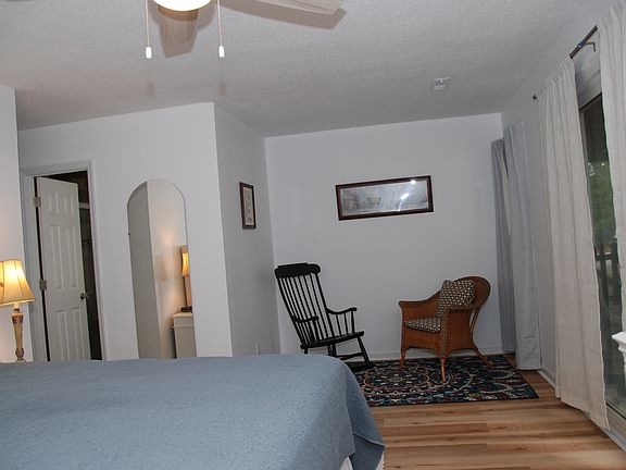 MBR SITTING AREA, MASTER BATH TO LEFT