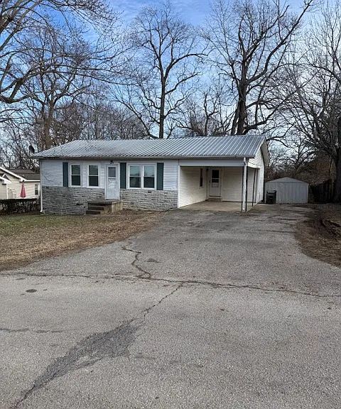 560 Highpoint Dr — Photo 2