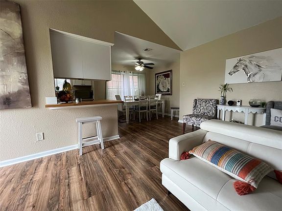 4th image of 1102 Pecan Glen Dr