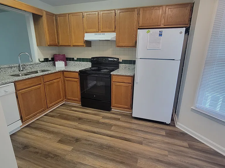 1645 Claiborne Ct — Photo 2