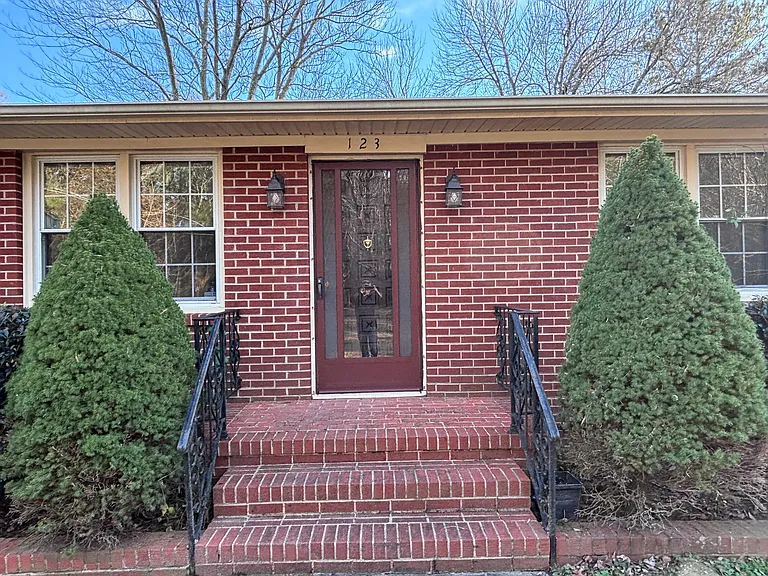 123 Kirby Ln — Photo 3