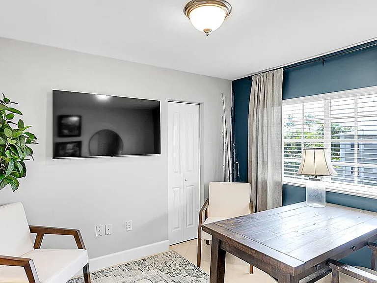 410 SW 15th St #206 — Photo 17