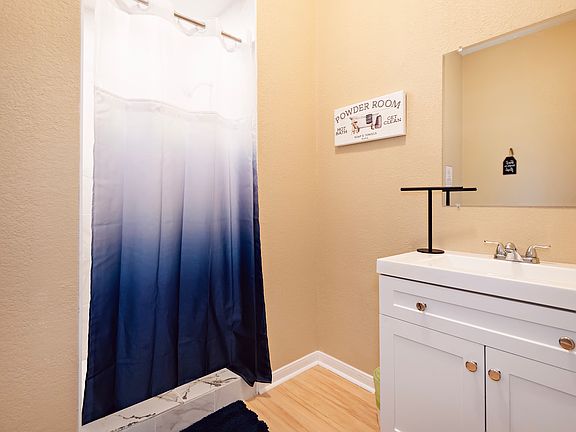 4th image of 402 Diana Ln Room 2