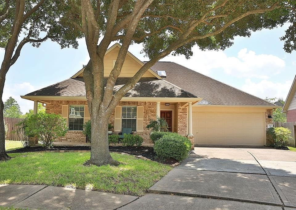 Welcome to Highland Timbers, a quaint, treed neighborhood close to freeways, dining and expressways.