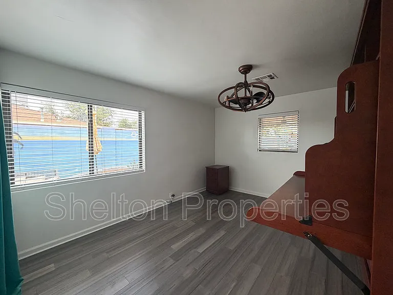 2514 E Fairmount Ave — Photo 19