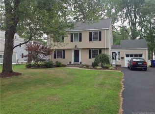 5 Iroquois Rd, West Hartford, CT 06117