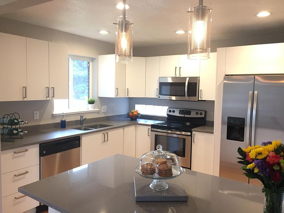 Open concept kitchen - Stainless steel appliances