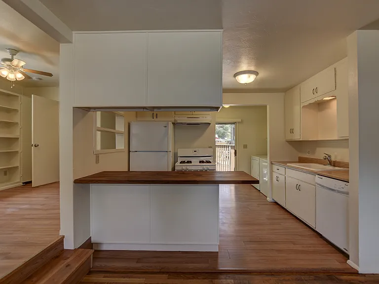 806 Campbell St — Photo 6
