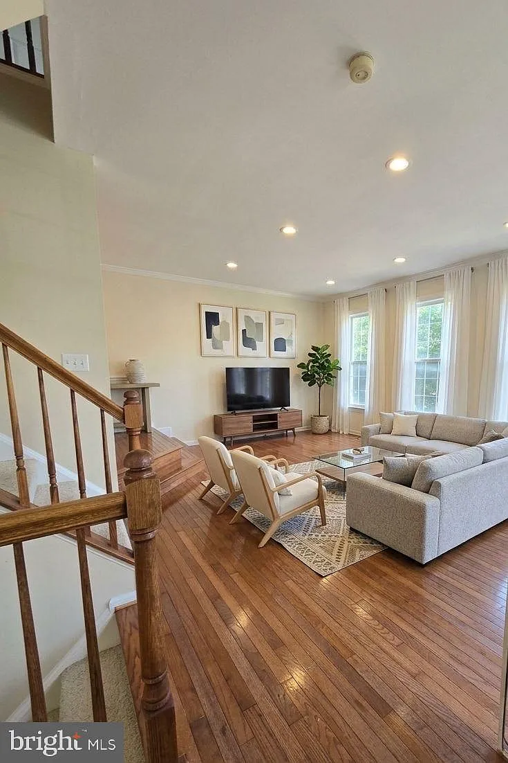3 bed, 2.5 bath, 1856 sqft, $2,950 — Photo 2