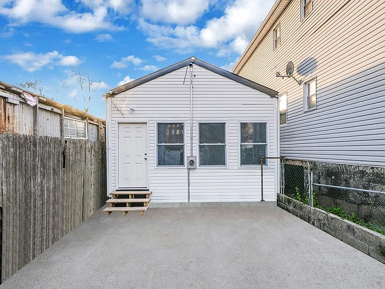 224 Amber St — Photo 2
