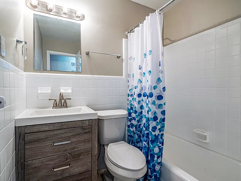Upstairs Common Bathroom