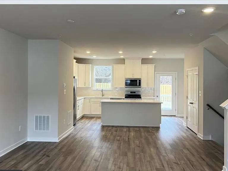 97 Four Leaf Dr — Photo 2