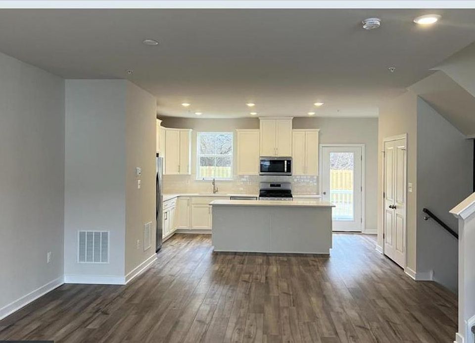 1st image of 97 Four Leaf Dr