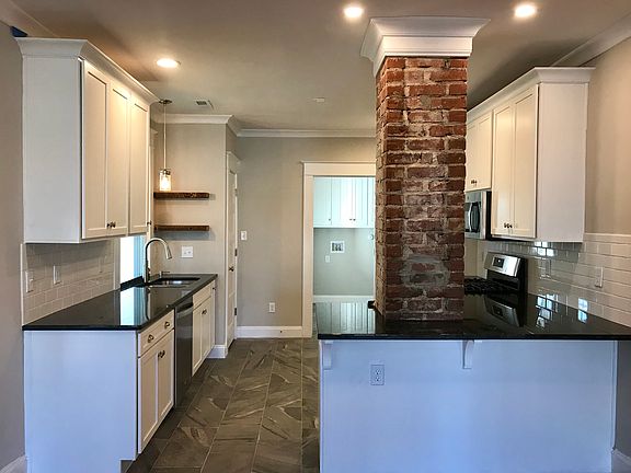 Kitchen with peninsula 
